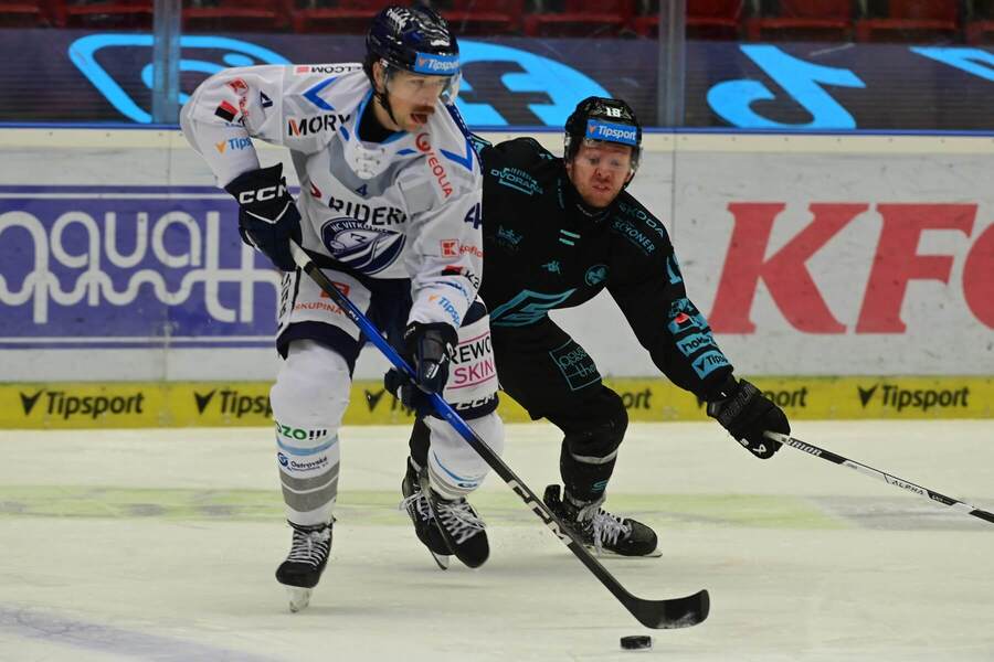 Duel 27. kola TELH 2025/2026: Na snímku vítkovický bek Joe Leahy a&nbsp;za ním Nick Jones, útočník hájící barvy Karlových Varů