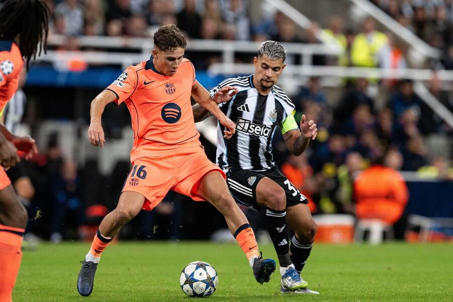 1. kolo ligové fáze Champions League 2025/26: Zleva na fotce Fermín López z&nbsp;Barcelony a&nbsp;Bruno Guimarães ve službách Newcastlu