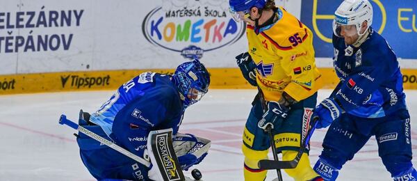 Nejproduktivnější hráč Motoru Nick Olesen před brankářem Alešem Stezkou