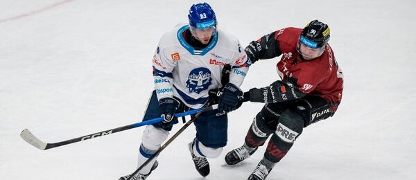 Zápas 51. kola TELH 2025/26: Zleva na fotce kladenský obránce Martin Jandus a Devin Shore, útočník Sparty