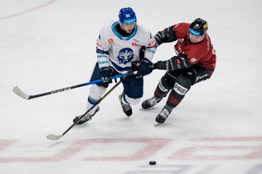 Zápas 51. kola TELH 2025/26: Zleva na fotce kladenský obránce Martin Jandus a&nbsp;Devin Shore, útočník Sparty