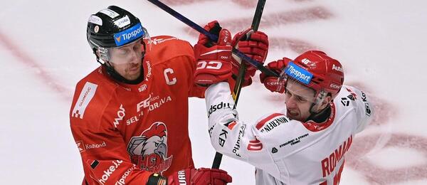 1. zápas předkola play-off TELH 2025/2026 - Na fotce zleva Jiří Ondrušek, kapitán Olomouce, a třinecký útočník Miloš Roman