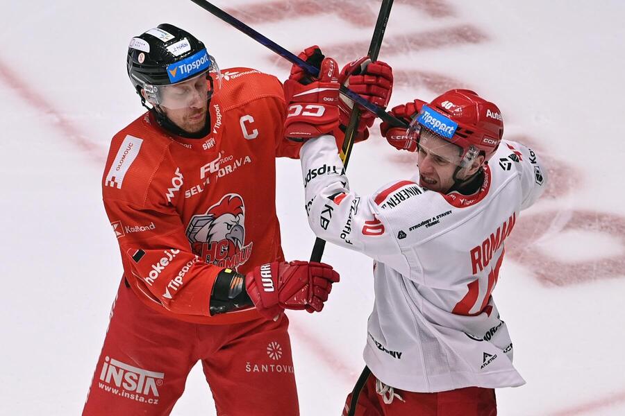 1. zápas předkola play-off TELH 2025/2026 - Na fotce zleva Jiří Ondrušek, kapitán Olomouce, a&nbsp;třinecký útočník Miloš Roman