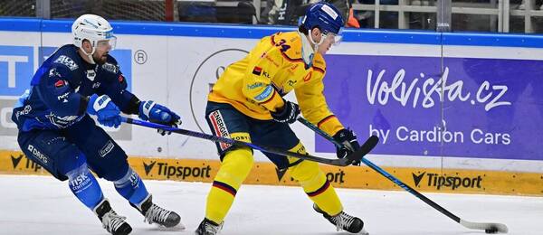 Vpravo útočník Motoru Filip Přikryl, o kotouč se jej snaží obrat brněnský bek Michal Gulaši