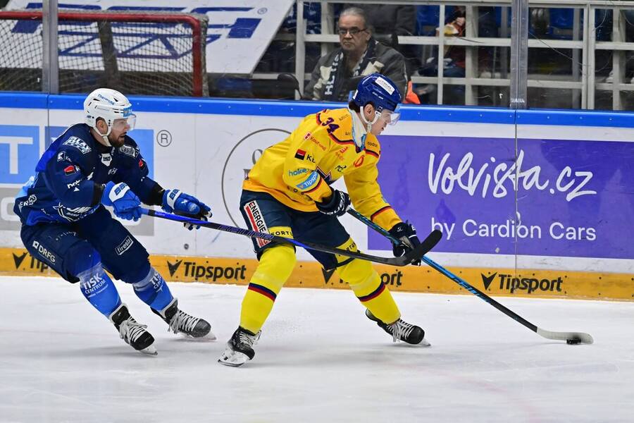 Vpravo útočník Motoru Filip Přikryl, o&nbsp;kotouč se jej snaží obrat brněnský bek Michal Gulaši