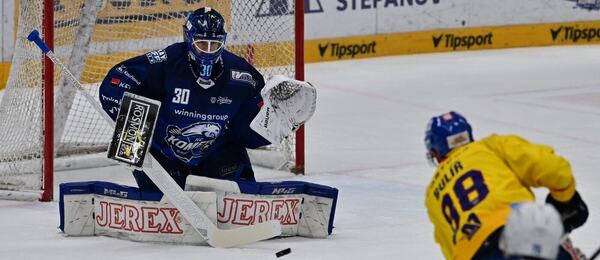 Brankář Komety Brno Aleš Stezka čelí střele budějovického Michala Bulíře v předkole play off ELH 2026