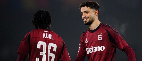 Garang Kuol a Albion Rrahmani ze Sparty v duelu proti Baníku Ostrava