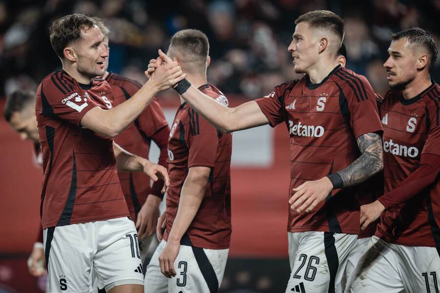Sparťanští hráči Jan Kuchta (vlevo) a&nbsp;Patrik Vydra slaví gól do sítě Baníku