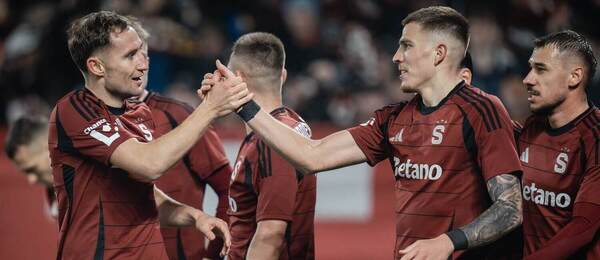 Sparťanští hráči Jan Kuchta (vlevo) a Patrik Vydra slaví gól do sítě Baníku