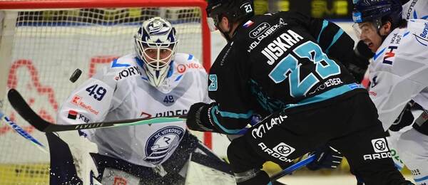 Karlovarský Vít Jiskra před vítkovickým brankářem Dominikem Hrachovinou