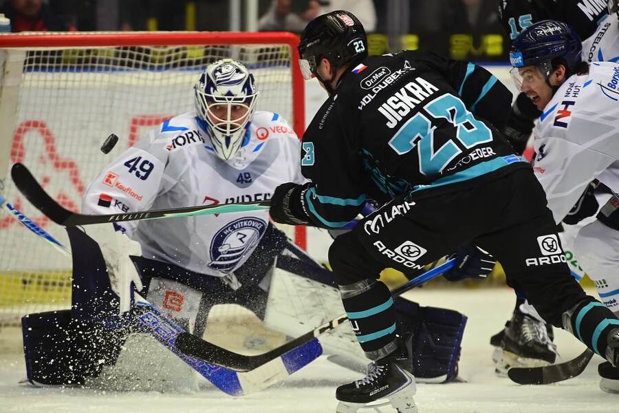 Karlovarský Vít Jiskra před vítkovickým brankářem Dominikem Hrachovinou