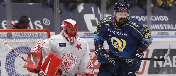 Zápas čtvrtfinále Maxa ligy 2025/26: Na snímku gólman Slavie Jaroslav Pavelka a Richard Jarůšek, útočník Zlína