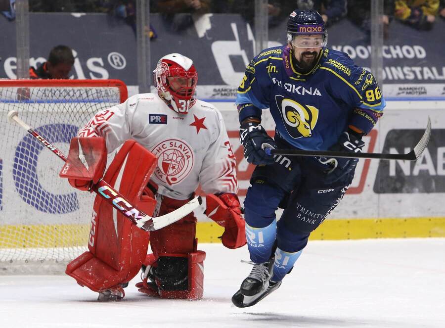 Zápas čtvrtfinále Maxa ligy 2025/26: Na snímku gólman Slavie Jaroslav Pavelka a&nbsp;Richard Jarůšek, útočník Zlína