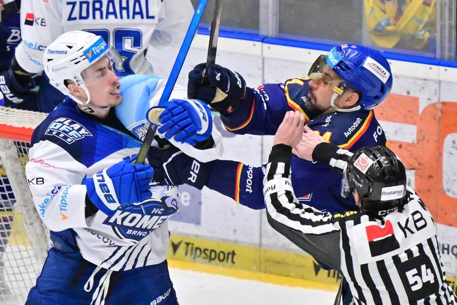 Brněnský zadák Filip Král (vlevo) při potyčce s&nbsp;Jakubem Valským, útočníkem Českých Budějovic
