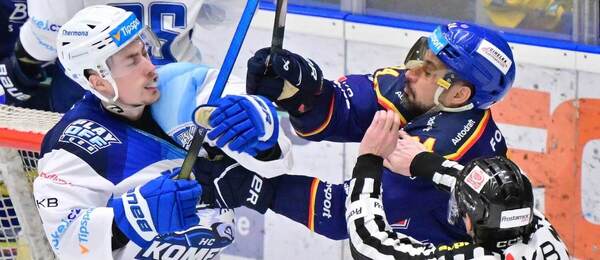 Brněnský zadák Filip Král (vlevo) při potyčce s Jakubem Valským, útočníkem Českých Budějovic