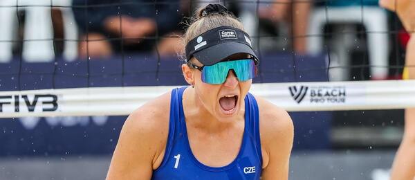 Smečařka Kylie Neuschaeferová v akci na turnaji okruhu Beach Pro Tour