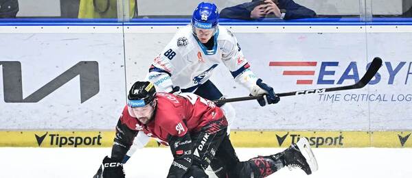 Střetnutí předkola play-off 2025/26: V pozadí kladenský kapitán Miroslav Forman a Devin Shore, útočník Sparty