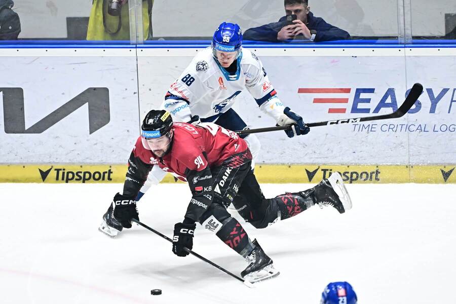 Střetnutí předkola play-off 2025/26: V pozadí kladenský kapitán Miroslav Forman a&nbsp;Devin Shore, útočník Sparty