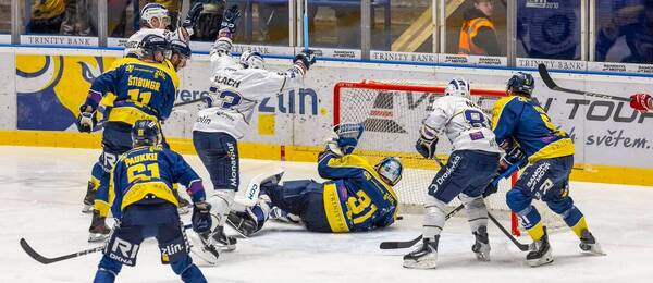 Kolínský Jaroslav Vlach skóruje v zápase proti Zlínu