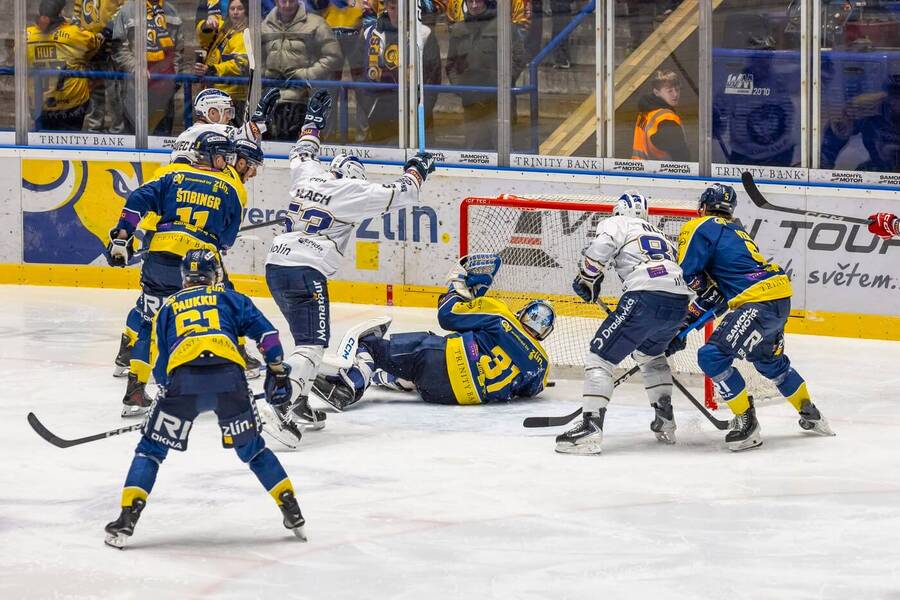 Kolínský Jaroslav Vlach skóruje v&nbsp;zápase proti Zlínu