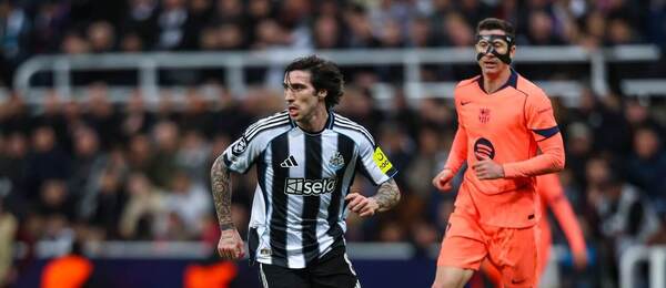 Sandro Tonali z Newcastlu a Robert Lewandowski z Barcelony