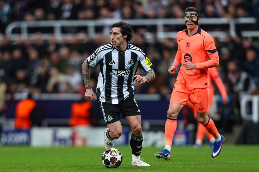 Sandro Tonali z&nbsp;Newcastlu a&nbsp;Robert Lewandowski z&nbsp;Barcelony