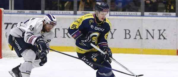 V semifinále 1. ligy se utká i Kolín se Zlínem: Na snímku kolínský obránce Petr Kolmann (vlevo) a Lukáš Heš, útočník Zlína