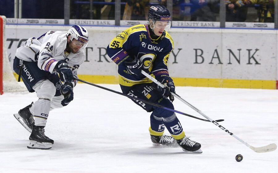 V semifinále 1.&nbsp;ligy se utká i&nbsp;Kolín se Zlínem: Na snímku kolínský obránce Petr Kolmann (vlevo) a&nbsp;Lukáš Heš, útočník Zlína