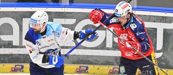 Souboje mezi Pardubicemi a Kometou bývají vyostřené: Na snímku brněnský obránce Michal Gulaši (vlevo) a Lukáš Sedlák, útočník Dynama