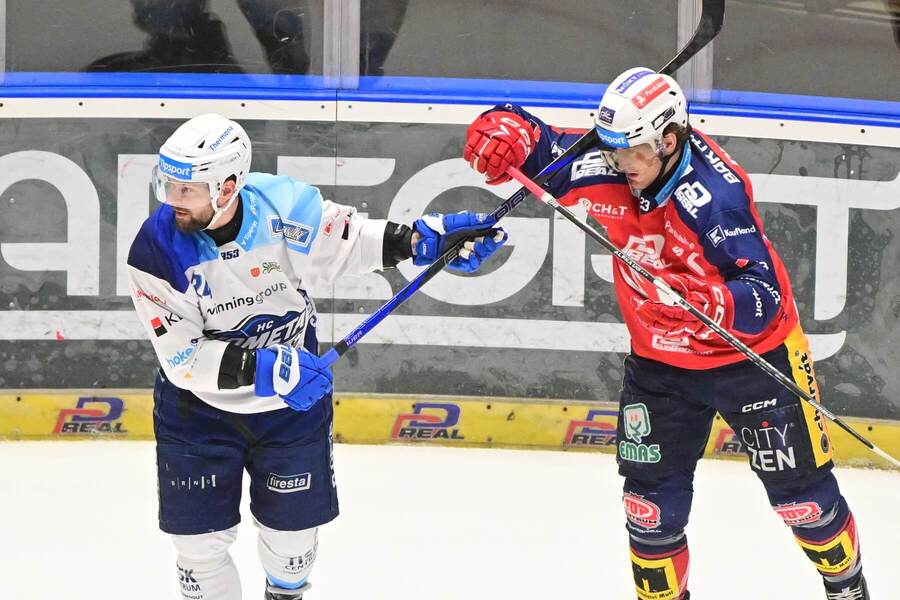 Souboje mezi Pardubicemi a&nbsp;Kometou bývají vyostřené: Na snímku brněnský obránce Michal Gulaši (vlevo) a&nbsp;Lukáš Sedlák, útočník Dynama
