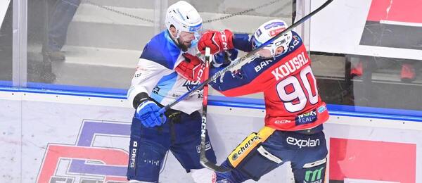 Osobní souboje mezi Michalem Gulašim (vlevo) a Robertem Kousalem