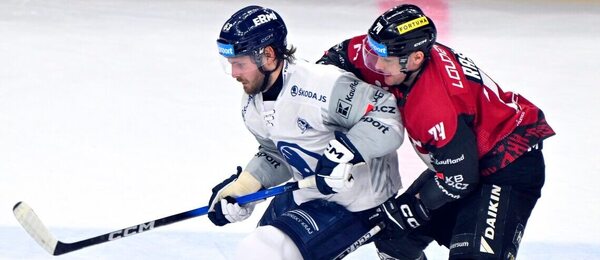 Hokejisté Mikko Petman (Plzeň) a Adam Raška (Sparta) v zápase Tipsport extraligy ledního hokeje 2025/26