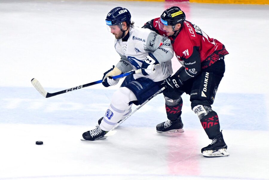 Hokejisté Mikko Petman (Plzeň) a&nbsp;Adam Raška (Sparta) v&nbsp;zápase Tipsport extraligy ledního hokeje 2025/26