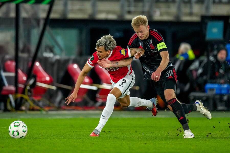 Weslley Patati z&nbsp;AZ Alkmaar (vlevo) bojuje o&nbsp;míč s&nbsp;Jaroslavem Zeleným, sparťanským obráncem