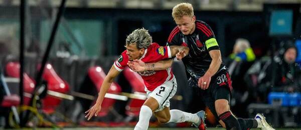 Weslley Patati z AZ Alkmaar (vlevo) bojuje o míč s Jaroslavem Zeleným, sparťanským obráncem