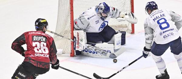 Útočník hokejové Sparty Michal Řepík střílí na brankáře Plzně Nicka Malíka, kterému pomáhá bek Daniel Malák