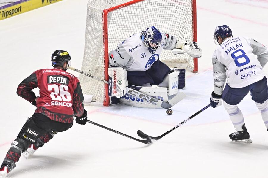 Útočník hokejové Sparty Michal Řepík střílí na brankáře Plzně Nicka Malíka, kterému pomáhá bek Daniel Malák