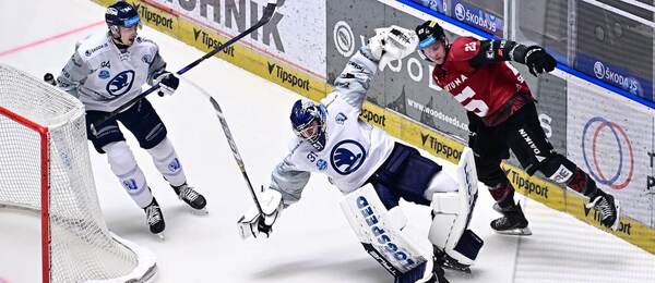 Sparťan Pavel Kousal podráží plzeňského gólmana Nicka Malíka