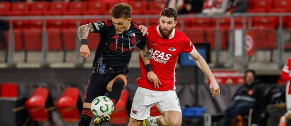 Osmifinále Konferenční ligy 2025/26: Na fotce zleva sparťanský obránce Oliver Sonne a Denso Kasius, bek v dresu AZ Alkmaar