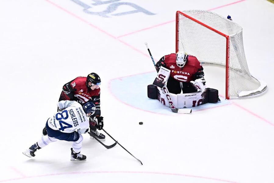 Plzeňský útočník Jan Schleiss střílí na brankáře Sparty Josefa Kořenáře ve čtvrtfinále play off ELH 2026