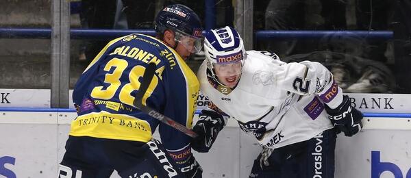 Hokejisté Aleksi Salonen a Andrej Adamec v zápase Maxa ligy mezi Zlínem a Kolínem. Marimex a Berani se dnes utkají ve 2. semifinále play off.