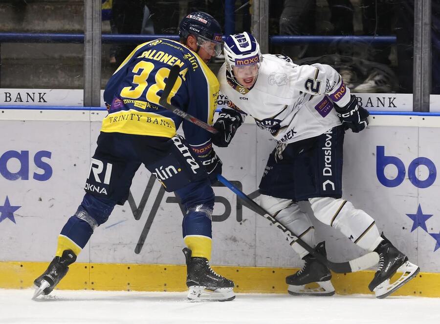Hokejisté Aleksi Salonen a&nbsp;Andrej Adamec v&nbsp;zápase Maxa ligy mezi Zlínem a&nbsp;Kolínem. Marimex a&nbsp;Berani se dnes utkají ve 2.&nbsp;semifinále play off.