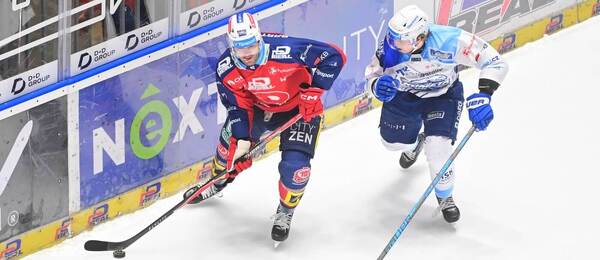 Pardubický Martin Kaut v souboji s Andrejem Kollárem z Komety Brno při čtvrtfinále play off ELH 2026