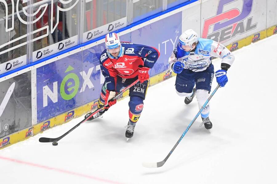 Pardubický Martin Kaut v&nbsp;souboji s&nbsp;Andrejem Kollárem z&nbsp;Komety Brno při čtvrtfinále play off ELH 2026