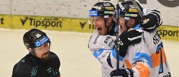 Liberečtí Adam Najman s Filipem Sandbergem oslavují gól, kolem nich projíždí smutníci Jiří Černoch z Karlových Varů