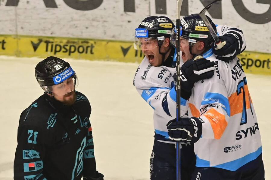 Liberečtí Adam Najman s&nbsp;Filipem Sandbergem oslavují gól, kolem nich projíždí smutníci Jiří Černoch z&nbsp;Karlových Varů