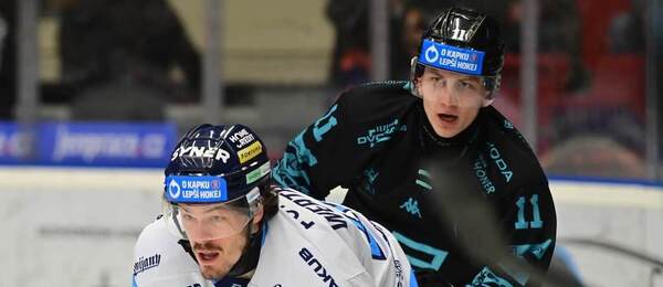 Zápas 21. kola ELH 2025/26: Na fotce liberecký útočník Jasper Weatherby a za ním stojící Robin Sapoušek, forvard Karlových Varů