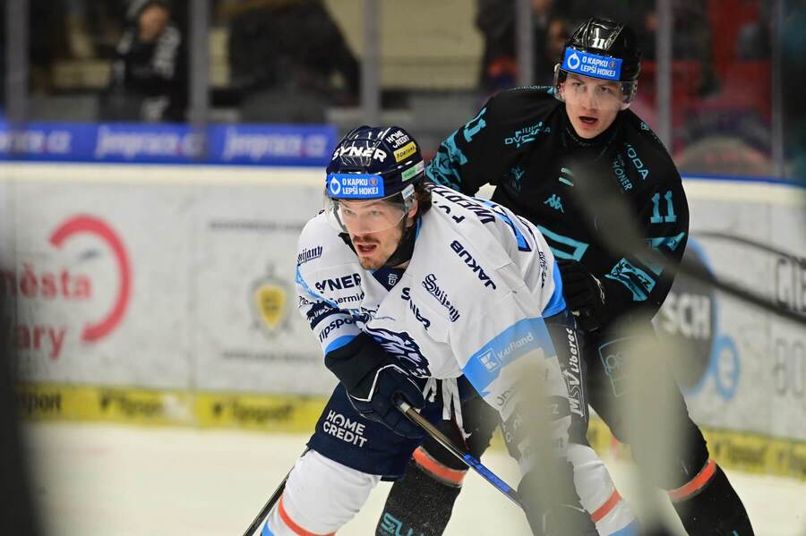 Zápas 21. kola ELH 2025/26: Na fotce liberecký útočník Jasper Weatherby a&nbsp;za ním stojící Robin Sapoušek, forvard Karlových Varů