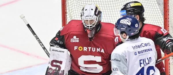 Josef Kořenář, Filip Kuťák (Sparta) a Matyáš Filip (Plzeň) ve 2. čtvrtfinále play off Tipsport extraligy 2026. Dnes Sparta a Plzeň hrají třetí utkání.