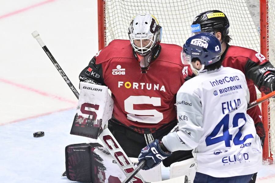 Josef Kořenář, Filip Kuťák (Sparta) a&nbsp;Matyáš Filip (Plzeň) ve 2.&nbsp;čtvrtfinále play off Tipsport extraligy 2026. Dnes Sparta a&nbsp;Plzeň hrají třetí utkání.